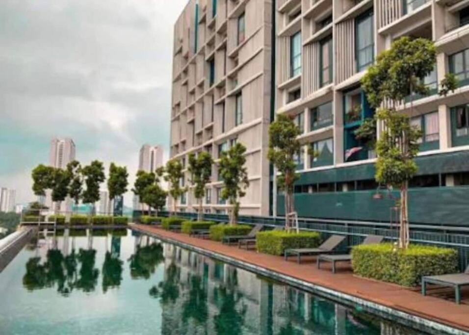 Royal Place- Tamarind Suite Сайберджая Экстерьер фото